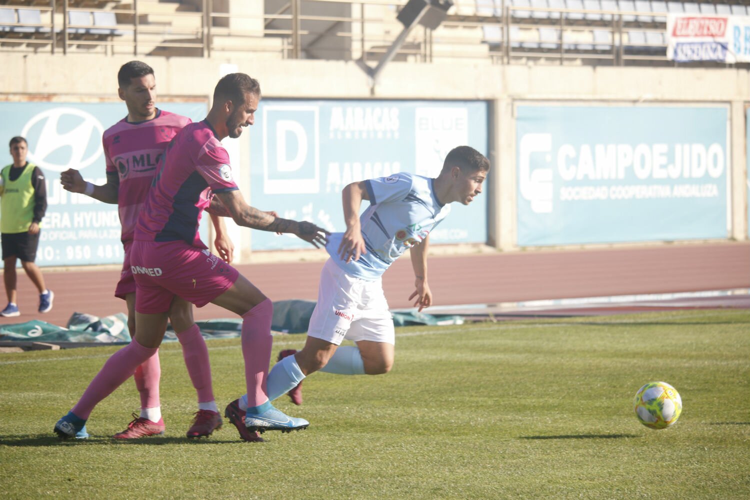 El CD El Ejido merece más frente a un Linares Deportivo que decide en la segunda parte tras sufrir hasta el descanso